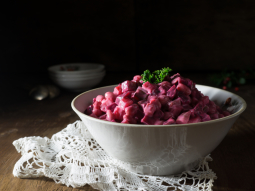Sałatka z pieczonym burakiem, jabłkiem i serem feta w sosie majonezowo-musztardowym