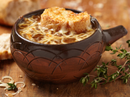Francuska zupa cebulowa z grzankami