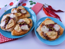 Mini pizze z sosem czosnkowym