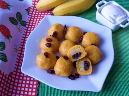 Knedle z bananami i żurawiną