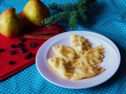 Pierogi z twarogiem i gruszkami