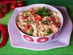 Sałatka z pomidorami i papryką