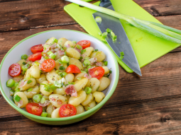Gnocchi z pomidorkami i cebulką