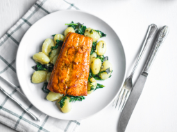 Grillowany łosoś na gnocchi ze szpinakiem