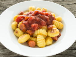 Gnocchi z parówką i sosem pomidorowym
