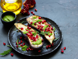 Grillowany bakłażan z granatem i pesto