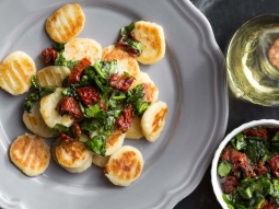 Gnocchi ze szpinakiem i suszonymi pomidorami