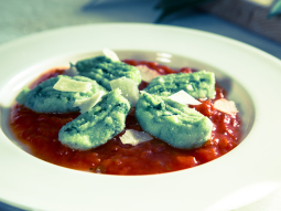 Szpinakowe gnocchi z sosem pomidorowym