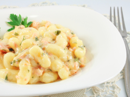 Gnocchi z wędzonym łososiem