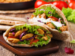 Pita z kurczakiem i warzywami