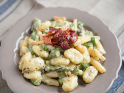 Gnocchi ze szparagami i suszonymi pomidorami