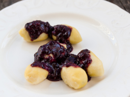 Gnocchi z sosem jagodowym
