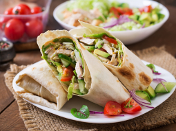 Tortilla z awokado i indykiem