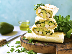 Tortilla z kurczakiem i awokado