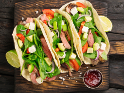 Tortilla z wołowiną i awokado