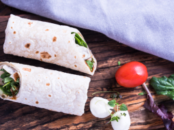 Tortilla z kaczką i warzywami