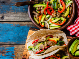 Tortilla z wieprzowiną i warzywami