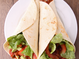 Tortilla z mięsem mielonym i awokado