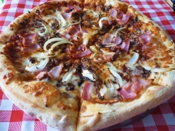 Pizza z mięsem i serem mozzarella