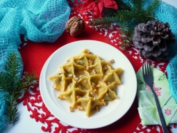 Wigilijne pierożki z suszonymi śliwkami