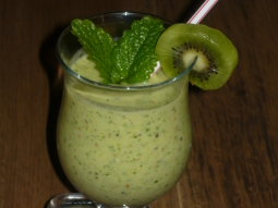 Smoothie z kiwi, pietruszki i mandarynki