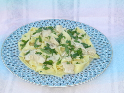 Tagliatelle z kurczakiem i sosem śmietanowym