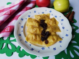 Dyniowe pierogi z jabłkami