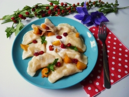 Pierogi z brzoskwiniami i komosą