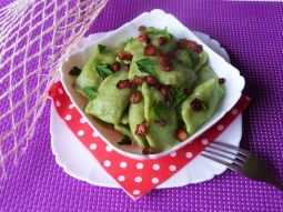 Zielone pierogi z pieczarkami i kaszą jaglaną