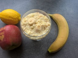Budyń jaglany z bananem i cytryną