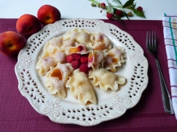 Pierogi z malinami i brzoskwiniami