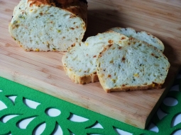 Cukiniowy chlebek z bazylią