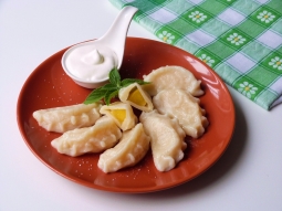 Pierogi z brzoskwiniami