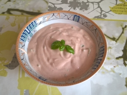 Dip jogurtowo-ketchupowy z bazylią