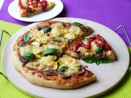 Cebulowa pizza z cukinią i pieczarkami