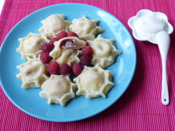 Pierogi z malinami i serem
