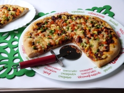 Kolorowa pizza z groszkiem