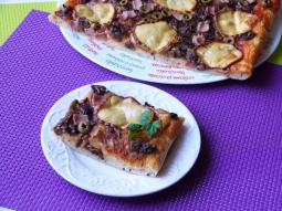 Pizza z bazylią i wędzonym serem