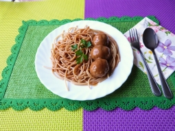 Spaghetti z sosem i kuleczkami z mięsa