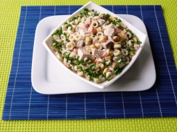 Makaronowa sałatka z mięsem i pieczarkami