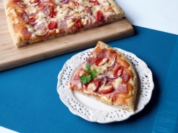 Pizza z ziołami i suszoną cebulą