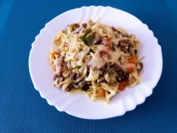 Makaron z pieczarkami i warzywami