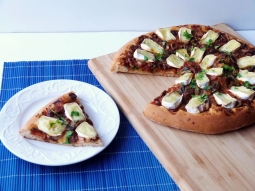 Pizza z pomidorami, czosnkiem i czarnuszką
