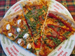Pizza z szynką mozzarellą i rukolą