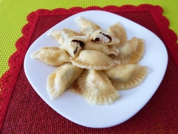 Pierogi z serem i suszonymi śliwkami