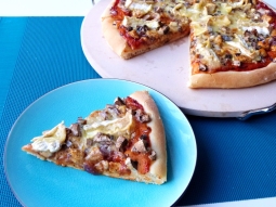 Pizza z mięsem i serem pleśniowym