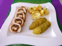 Roladka z kurczaka z marchewką i pieczarkami