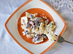 Sałatka z serowymi ravioli