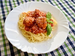 Spaghetti z klopsikami w sosie pomidorowym