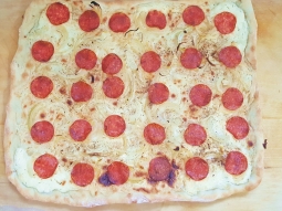Flammkuchen z salami
